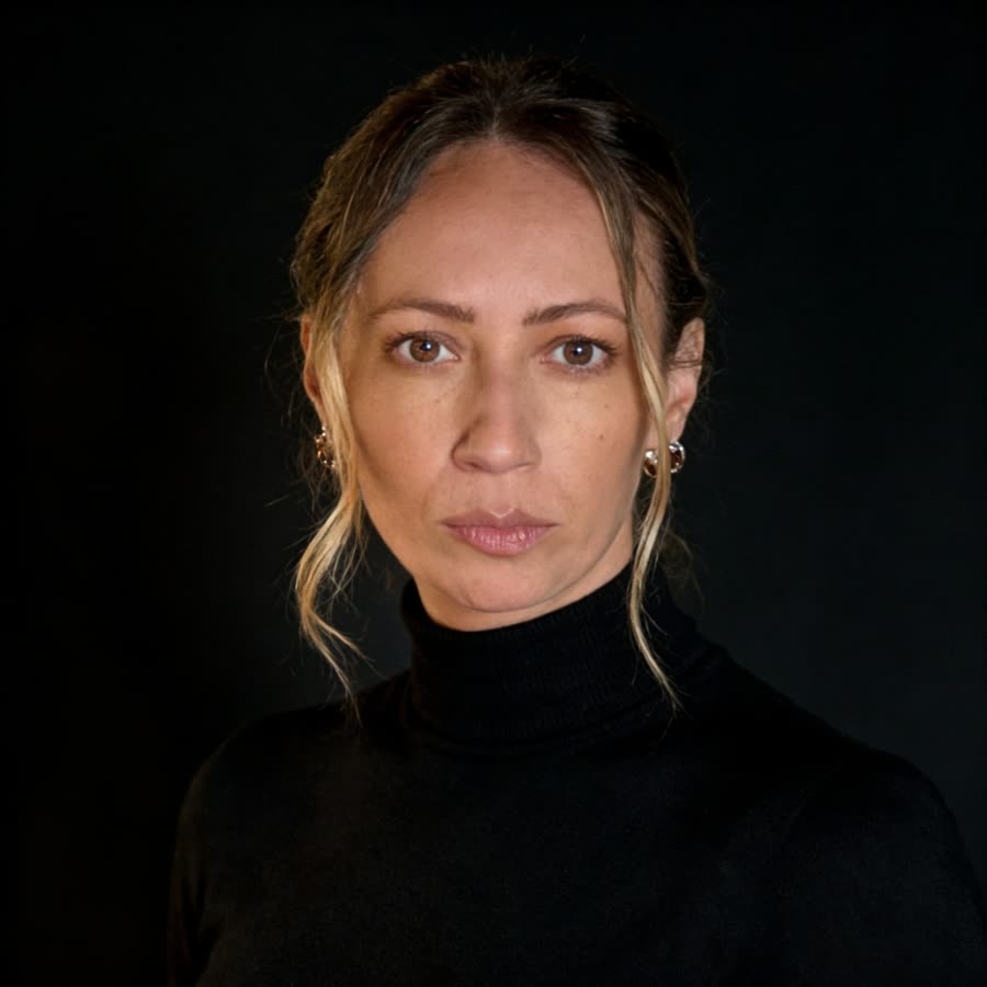 Foto de perfil de Ceres Meneghetti em fundo preto.